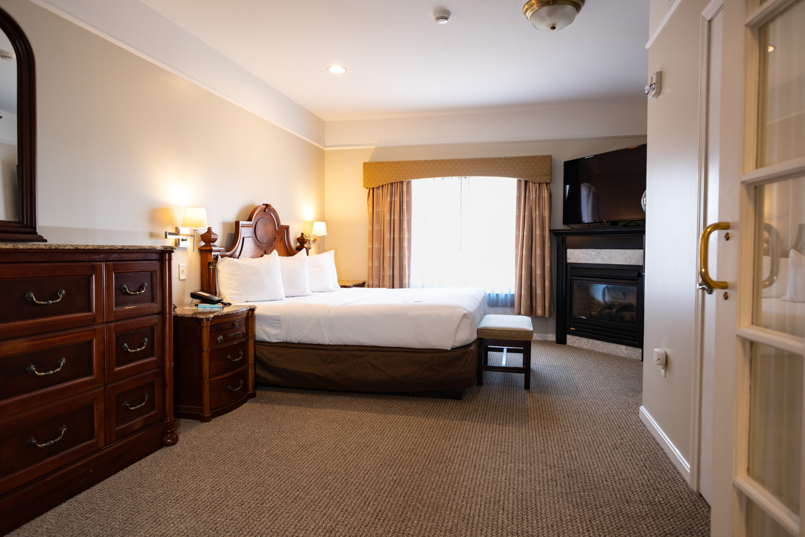senator spa king suite room